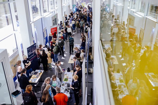 Blick ins Foyer des Nieper-Baus mit Infoständen (Hochschulinfotag 2025; Foto: Anne Schwerin/HTWK Leipzig) Blick ins Foyer des Nieper-Baus mit Infoständen (Hochschulinfotag 2025; Foto: Anne Schwerin/HTWK Leipzig)